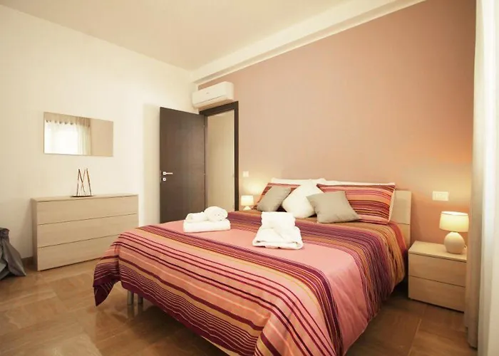 Eur Bright Spacious Terraced With Private Parking Only For Small Cars Apartament