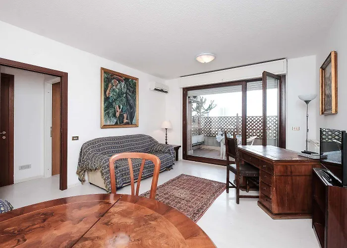 Eur Bright Spacious Terraced With Private Parking Only For Small Cars Apartament