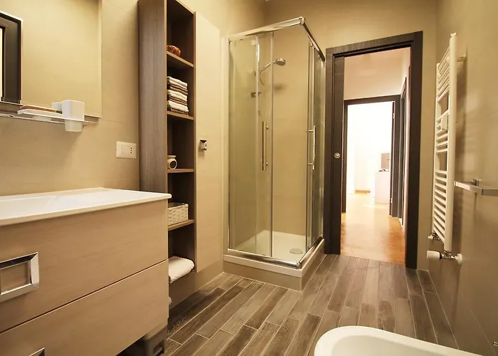 Eur Bright Spacious Terraced With Private Parking Only For Small Cars *