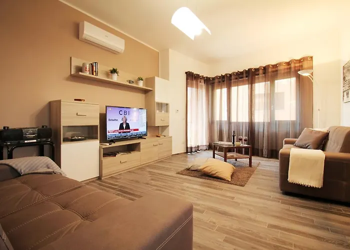 Eur Bright Spacious Terraced With Private Parking Only For Small Cars