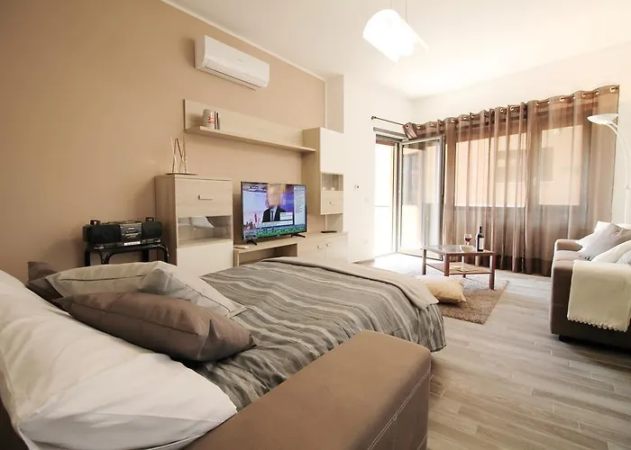 Eur Bright Spacious Terraced With Private Parking Only For Small Cars Rzym