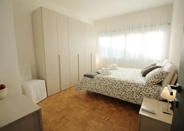Eur Bright Spacious Terraced With Private Parking Only For Small Cars Rzym